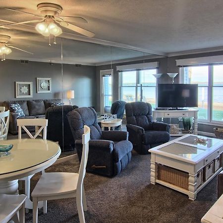 103 North Shore Inn Травърс Сити Екстериор снимка