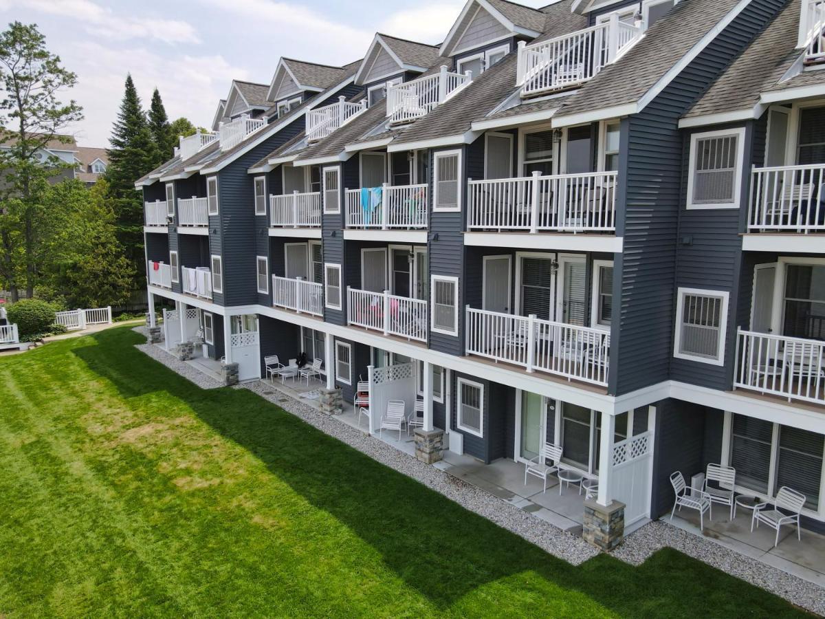 103 North Shore Inn Травърс Сити Екстериор снимка