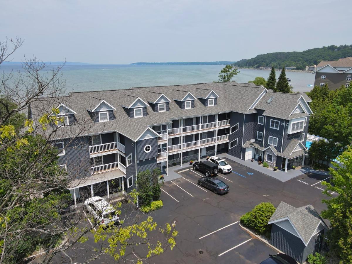 103 North Shore Inn Травърс Сити Екстериор снимка