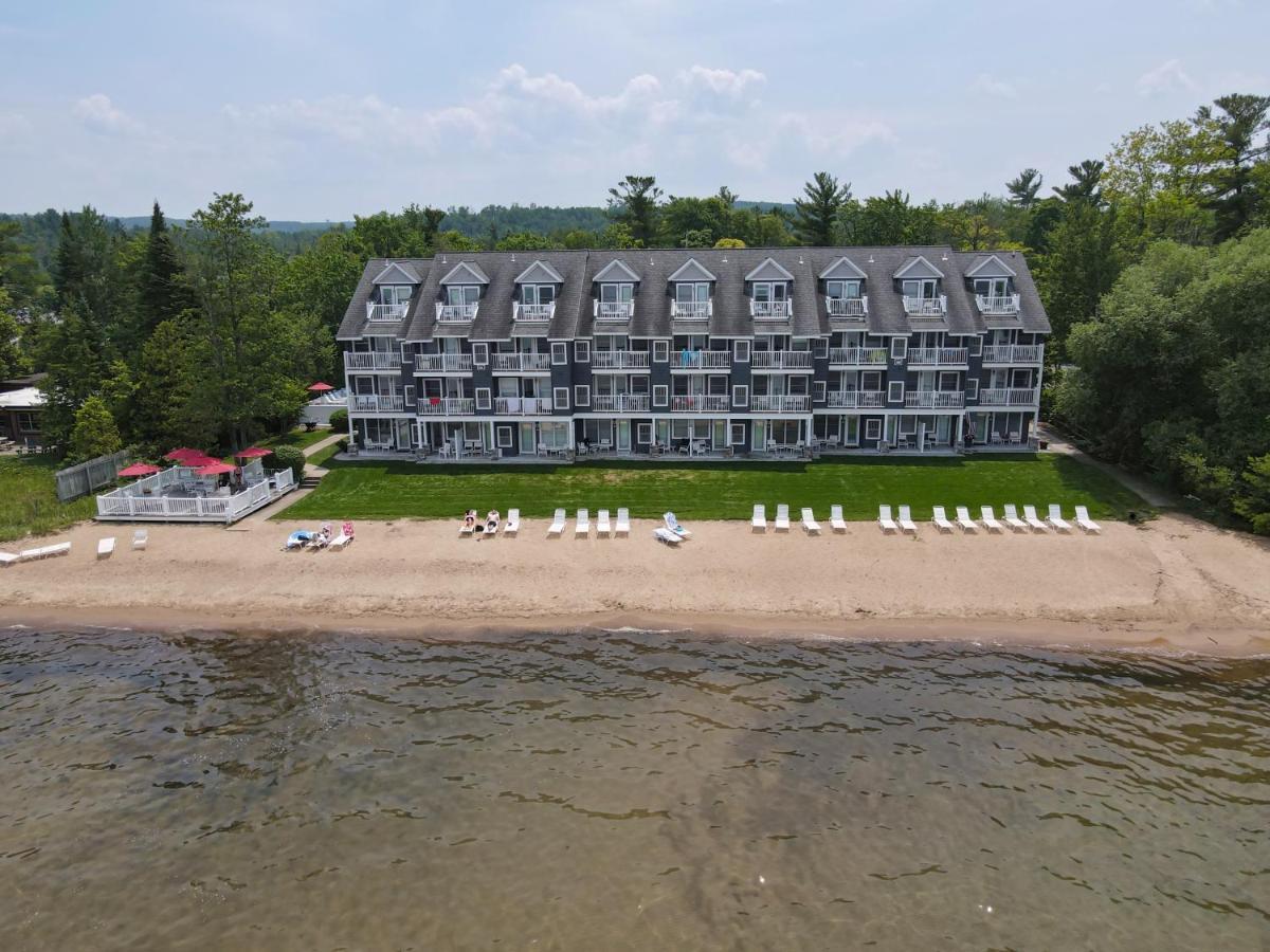 103 North Shore Inn Травърс Сити Екстериор снимка