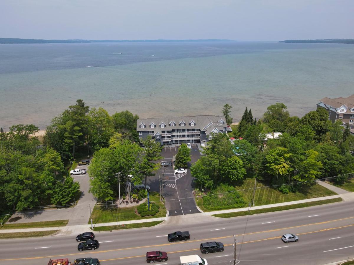 103 North Shore Inn Травърс Сити Екстериор снимка