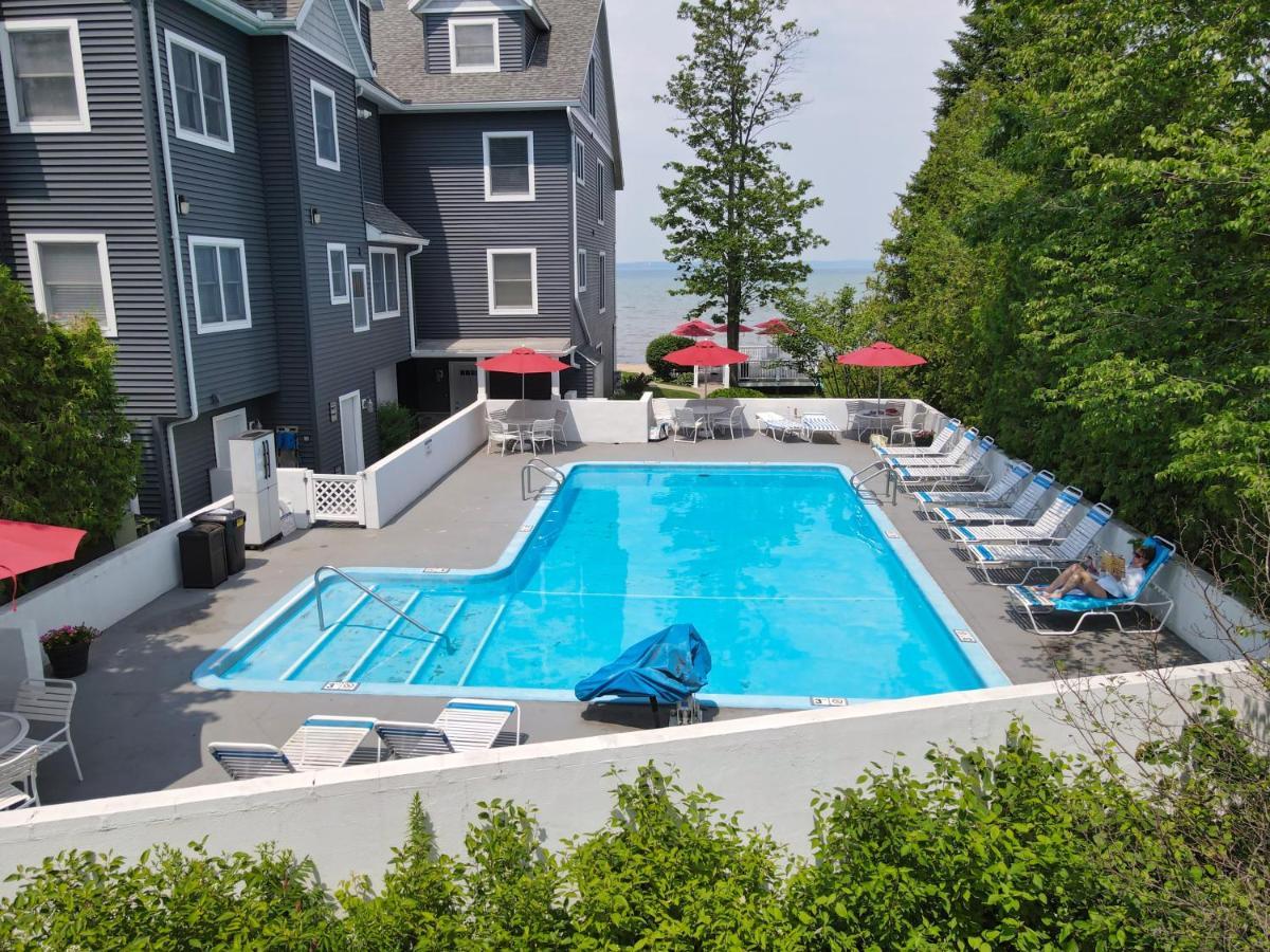 103 North Shore Inn Травърс Сити Екстериор снимка