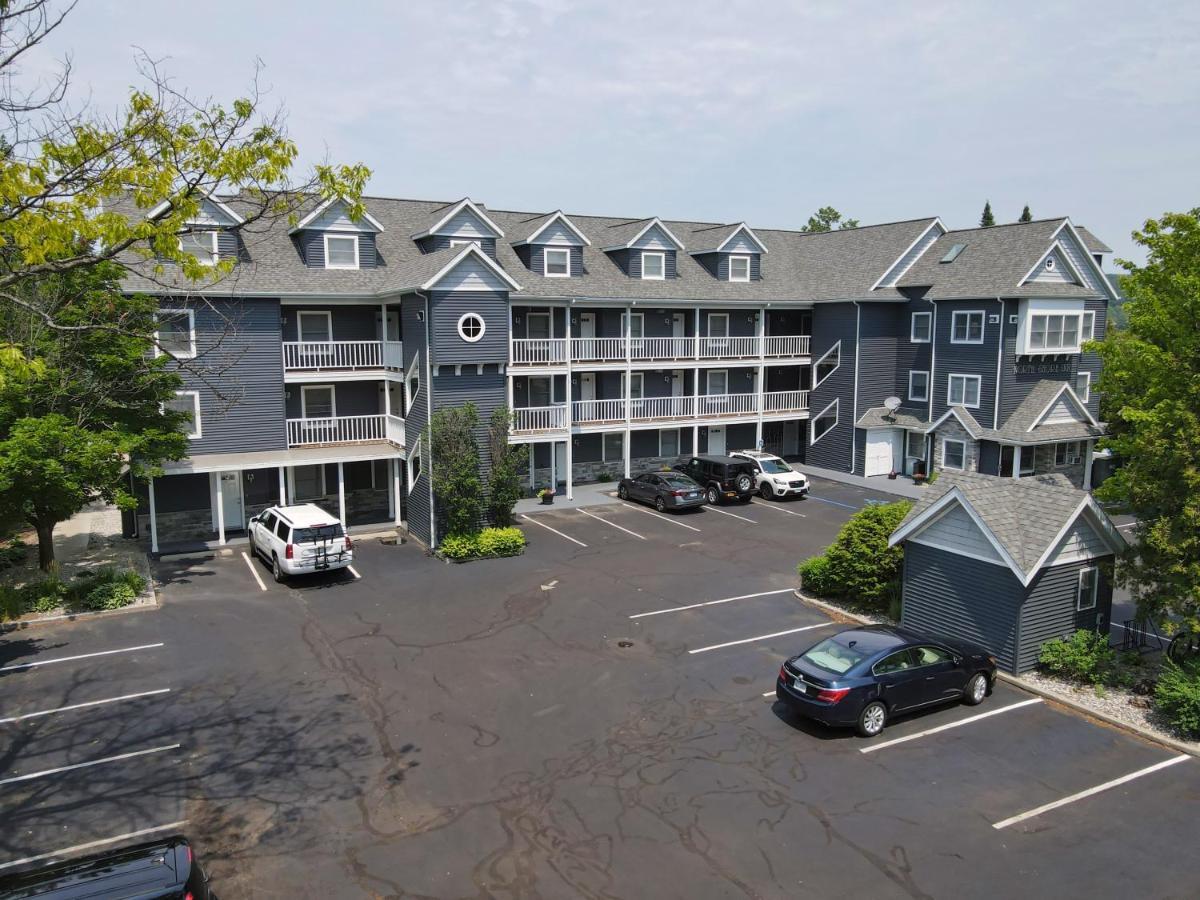 103 North Shore Inn Травърс Сити Екстериор снимка