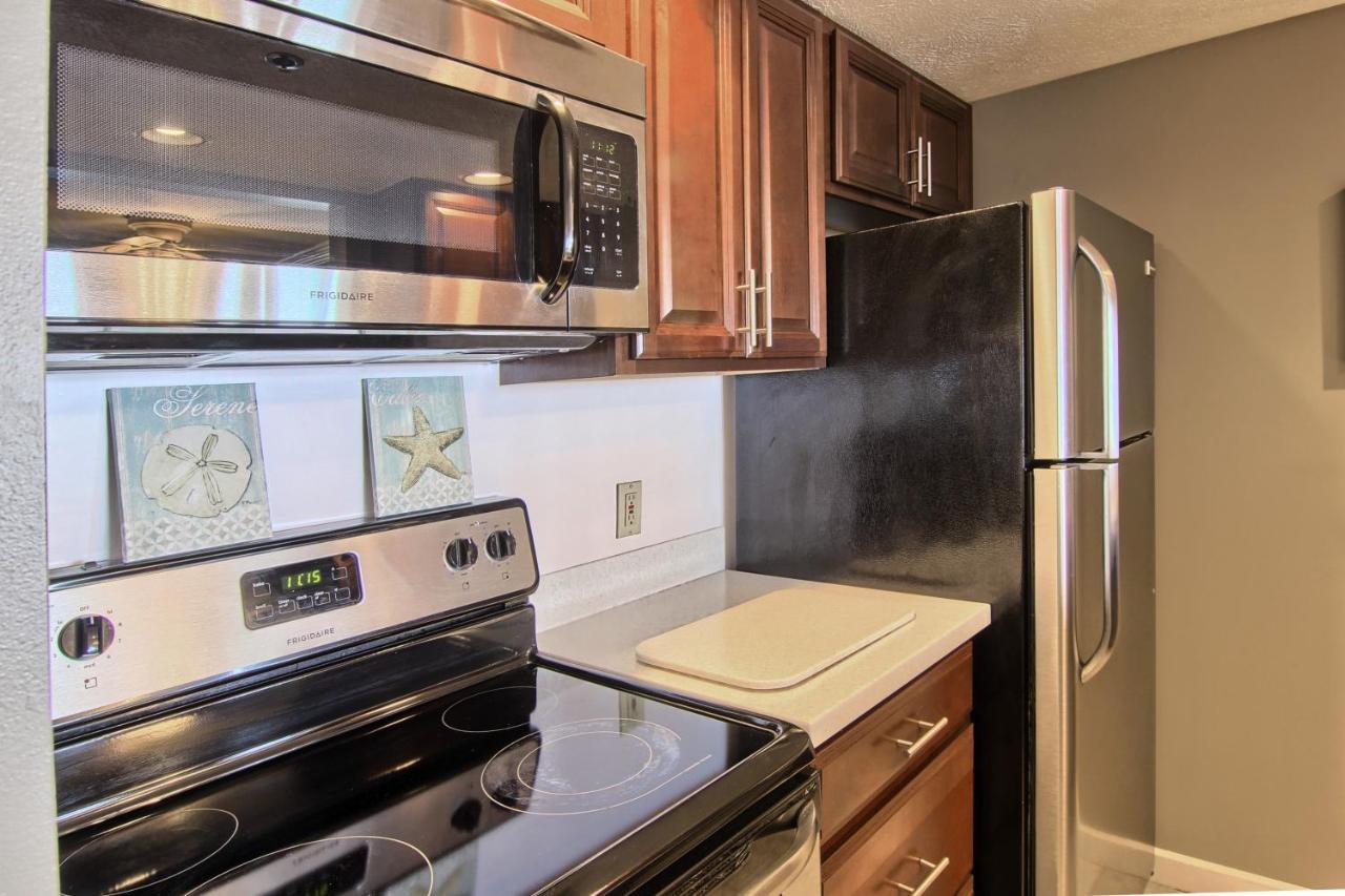 103 North Shore Inn Травърс Сити Екстериор снимка