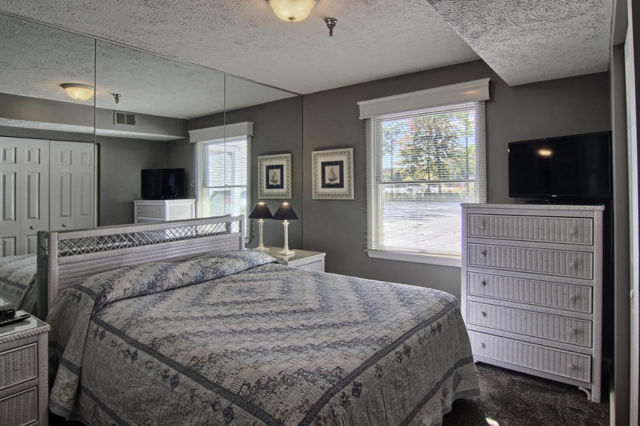 103 North Shore Inn Травърс Сити Екстериор снимка
