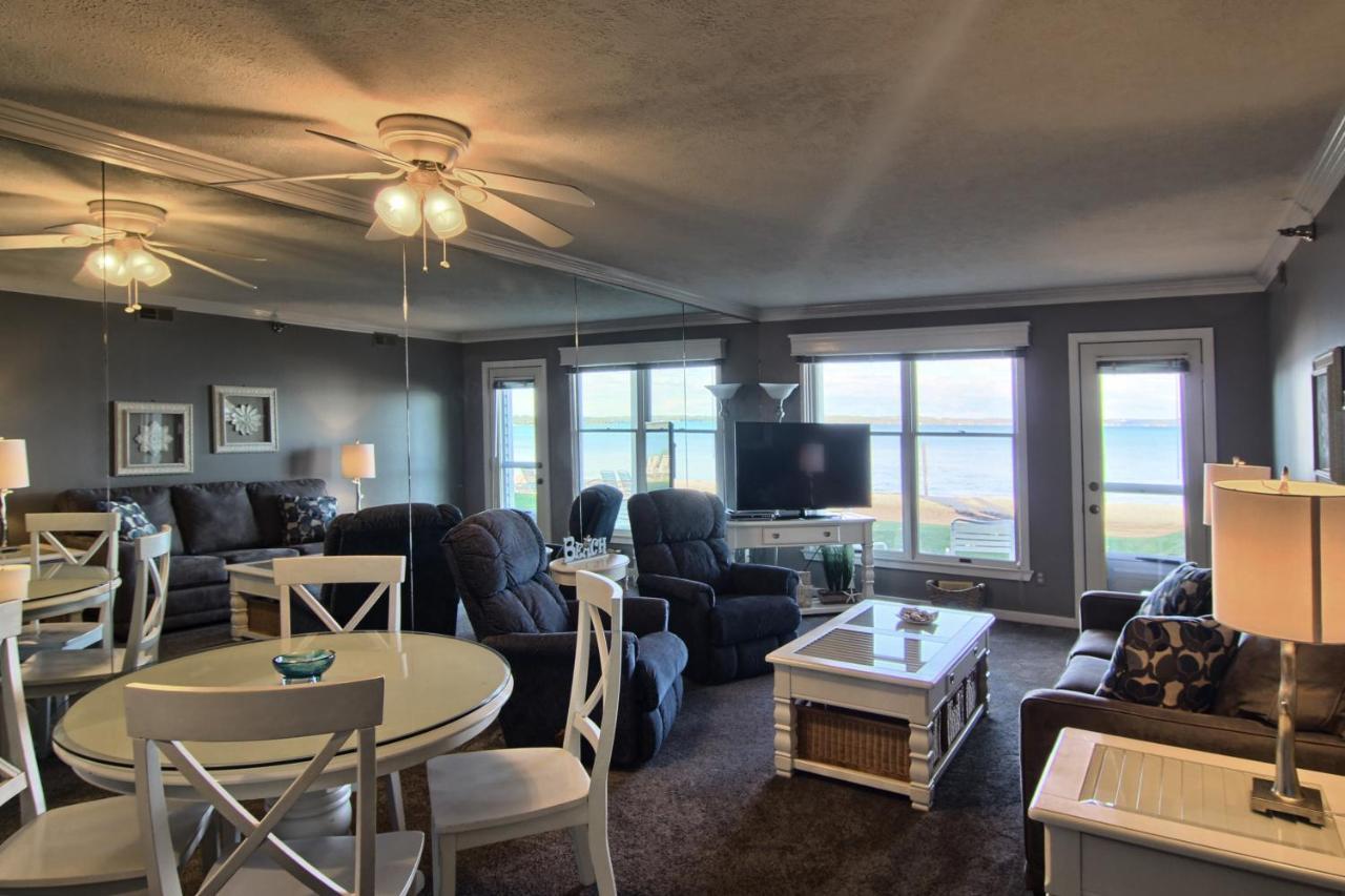 103 North Shore Inn Травърс Сити Екстериор снимка