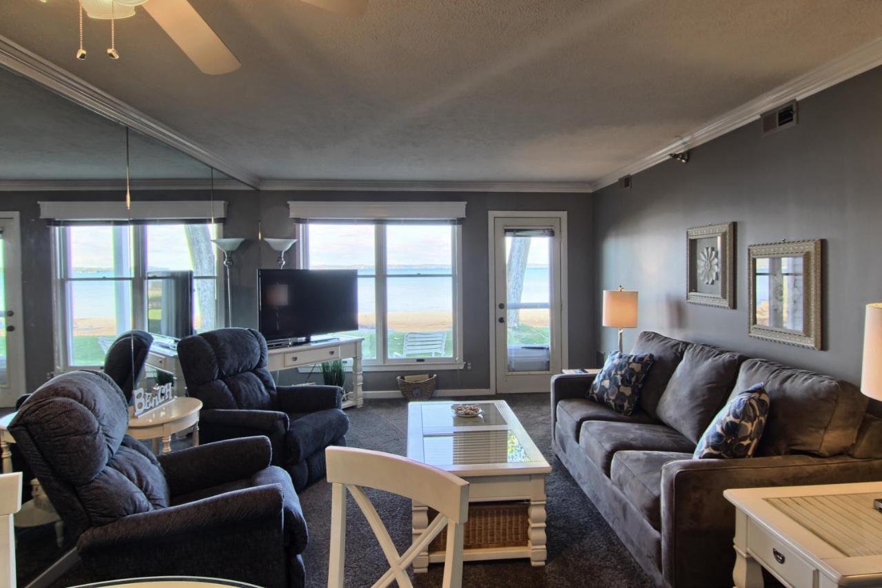 103 North Shore Inn Травърс Сити Екстериор снимка