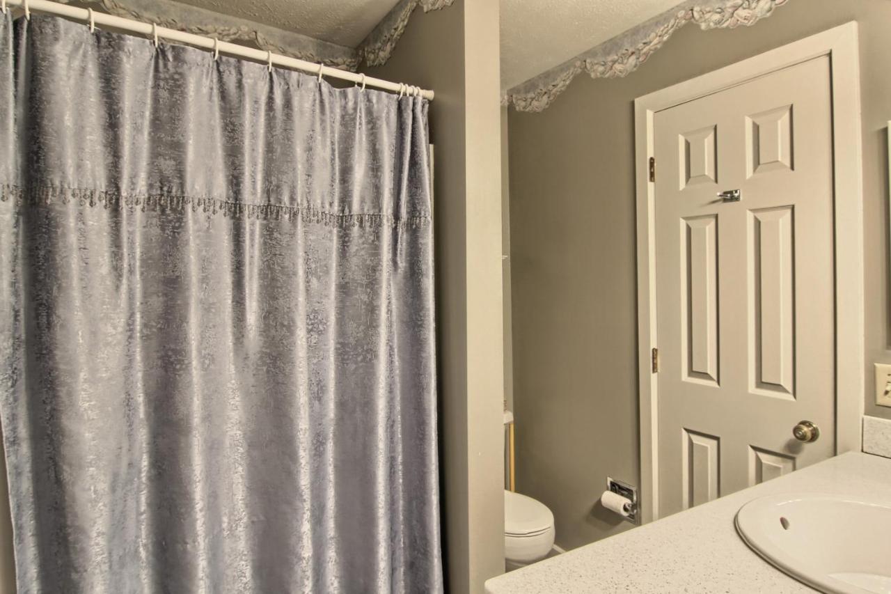 103 North Shore Inn Травърс Сити Екстериор снимка