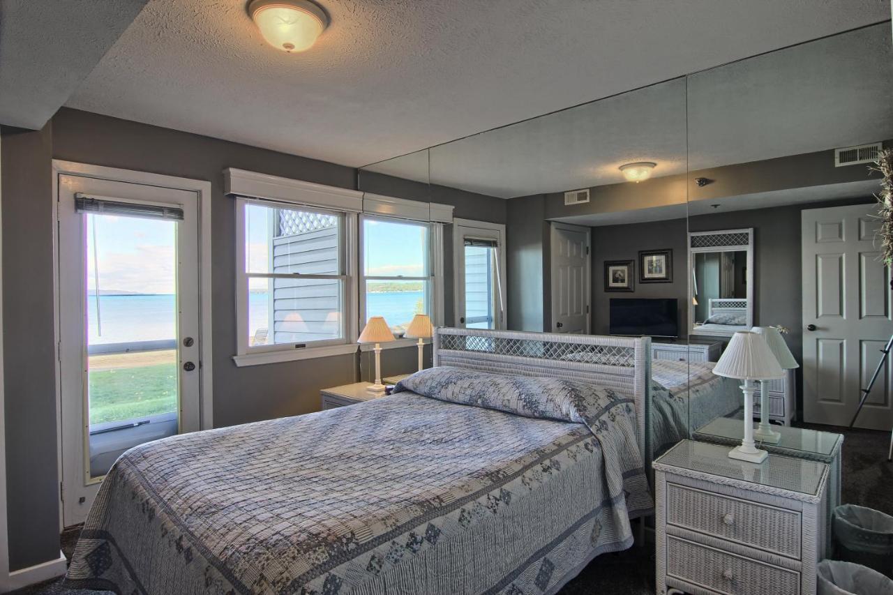 103 North Shore Inn Травърс Сити Екстериор снимка