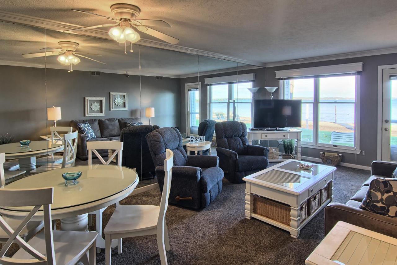 103 North Shore Inn Травърс Сити Екстериор снимка